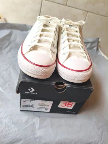 Tênis All Star Branco de couro.