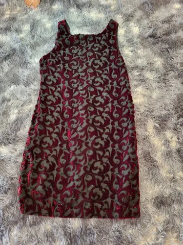 Vestido bordô brilhoso
