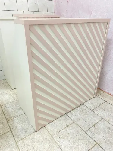 Balcão Recepção todo Ripado com Fundo Branco e Ripas Rosa - Pronta Entrega