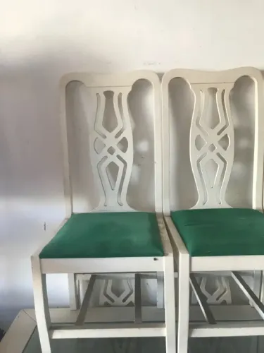 Mesa de madeira com seis cadeiras
