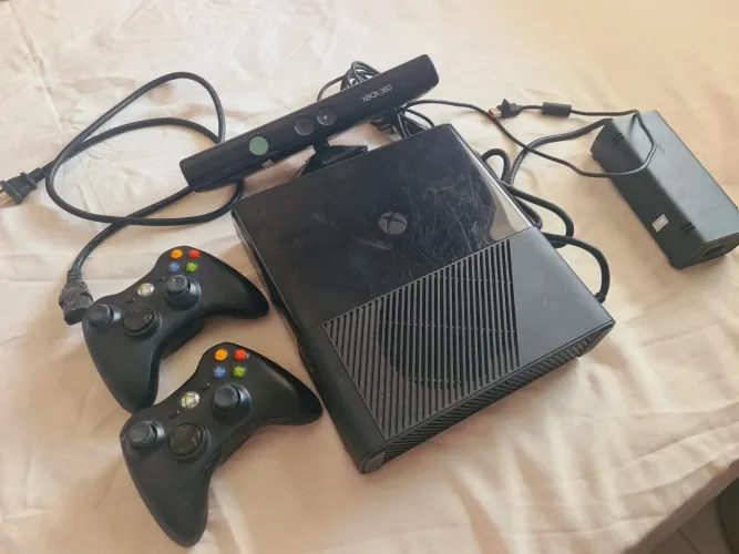Xbox 360 com Kinect e 2 controles