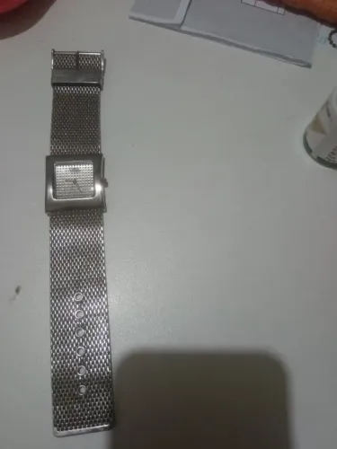 Relógio de pulso feminino em malha de aço