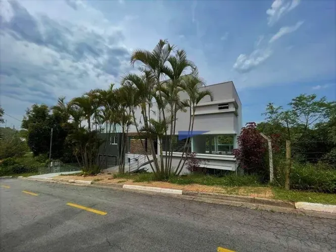 Casa com 4 Suítes, Piscina e Varanda Gourmet à VENDA no Miolo da Granja Viana / Cotia - SP