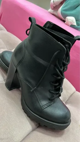 Bota Moleca número 36 salto bloco