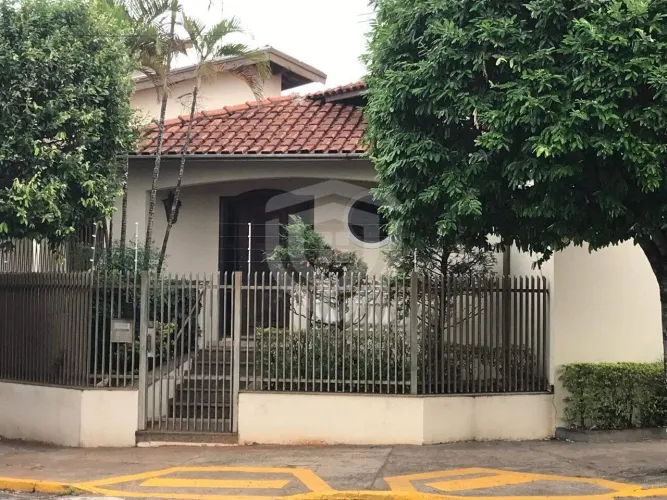 CASA TÉRREA COM AV. GETÚLIO VARGAS | 4 QUARTOS SENDO 1 SUÍTE | 5 VAGAS |