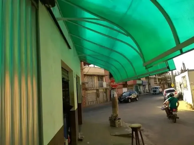 Toldo de Varanda Comercial e Residencial em Policarbonato Alveolar com Estrutura Metálica