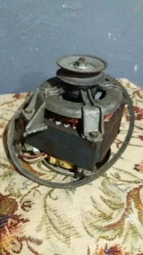 Motor de Máquina Antigo com Polia - Peça de Reposição