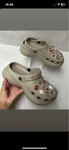 Chinelos Crocs personalizados com strass