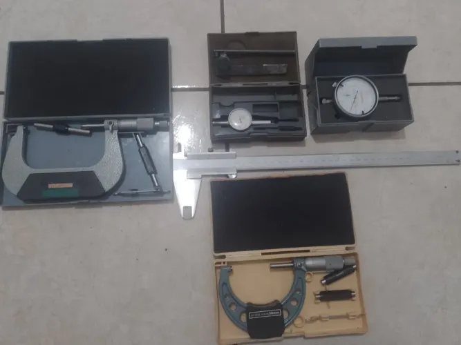Paquímetro, micrômetros e relógios comparadores.