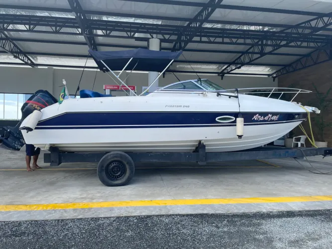Lancha Phantom 24 cabinada
