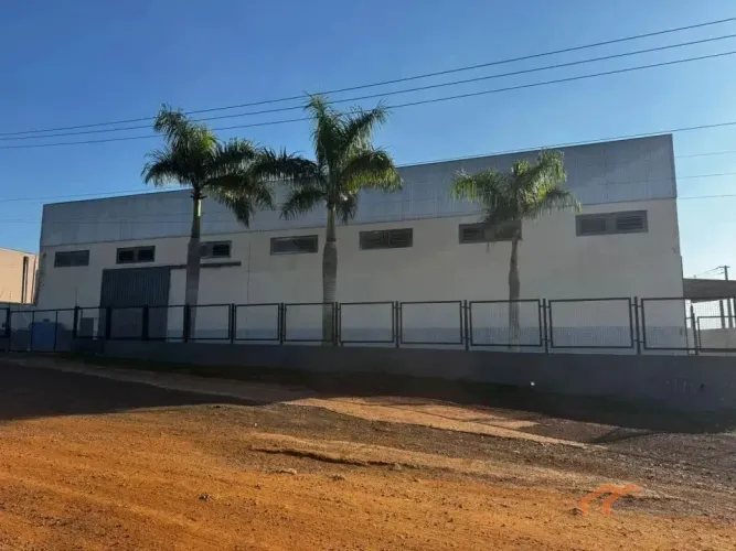 BARRACÃO + DOCA 900m².