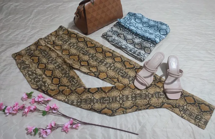 Calça Legging com Estampa de Pele de Cobra.