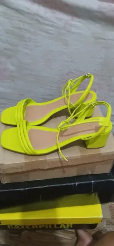 Sandálias neon verde
