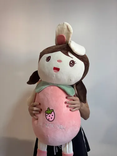 Pelúcia Moranguinho com orelhas de coelho