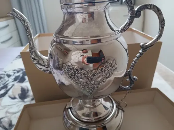 Samovar Antigo em metal espessurado à prata e detalhes em relevo.