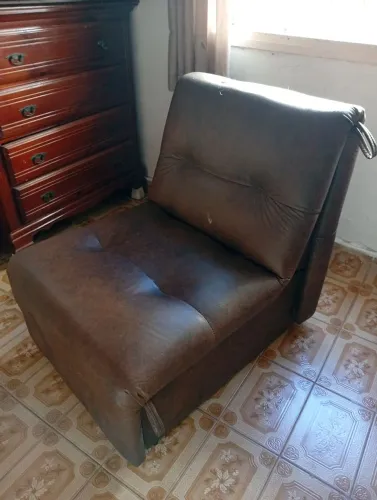 Poltrona reclinável de couro marrom duas posições 