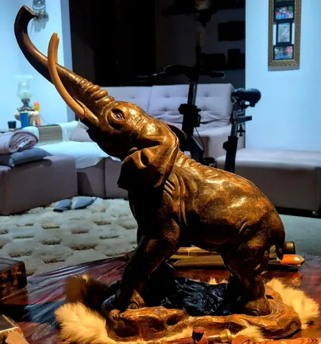 Antiguidade :Elefante  Esculpido em Madeira
