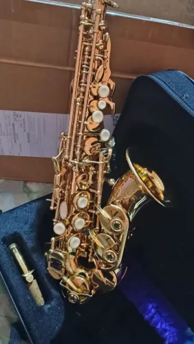 Sax soprano curvo sob slade dourado 