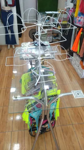 Suporte de boné para balcão 