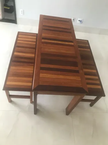 Conjunto mesa e bancos de madeira