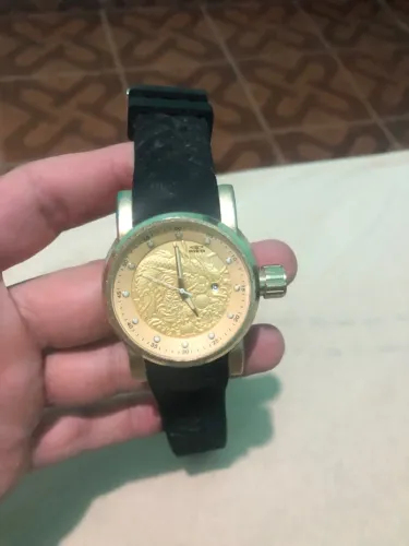 Relógio Invicta Dourado com Detalhes em Relevo