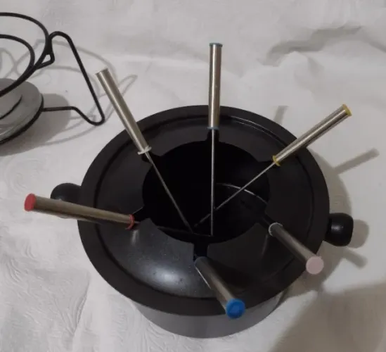 Panela de fundi com 6 garfos  Altura 9 Circunferência  46 cm