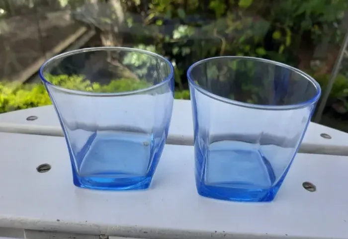 par de copos antigos em vidro azul 300ml 