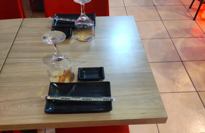 Mesa de 2 lugares, com pé central cilíndrico apoiada na base central preta 