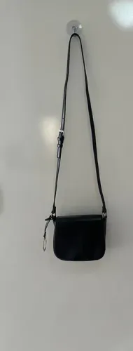 Bolsa preta satinato de ombro ou transversal impecável
