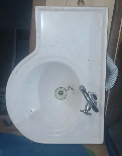 Pia de banheiro com torneira e sanfona junto 