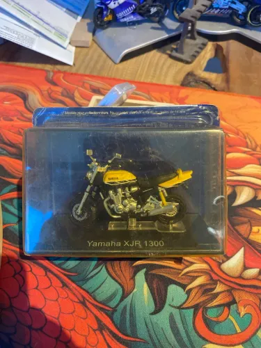 Miniatura Yamaha XJR 1300