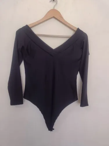 Body preto de manga comprida