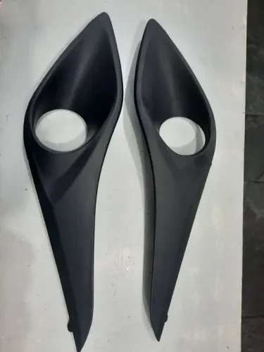 Par de molduras farol de milha Toyota Yaris