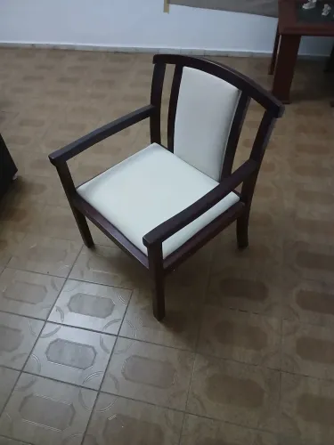 Cadeira estilo antiga ,em madeira macissa e estofada