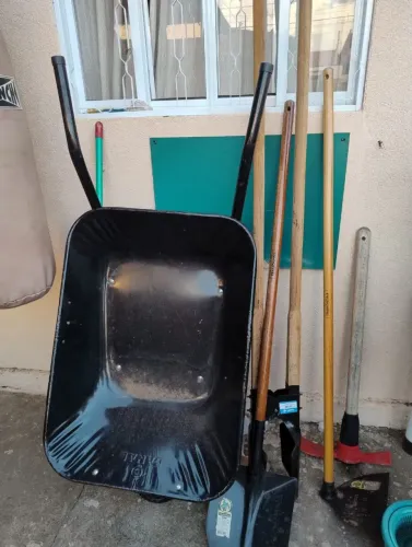Kit de ferramentas - carrinho de mão, pá, cavadeira, enxada e picareta