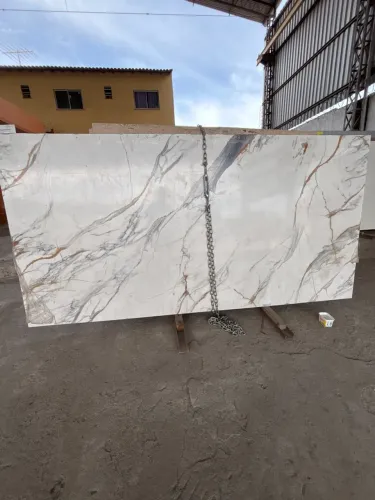 Placa de Mármore Branco com Veios Calacatta Gold
