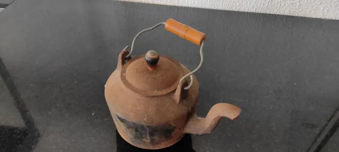 Chaleira de ferro antiga