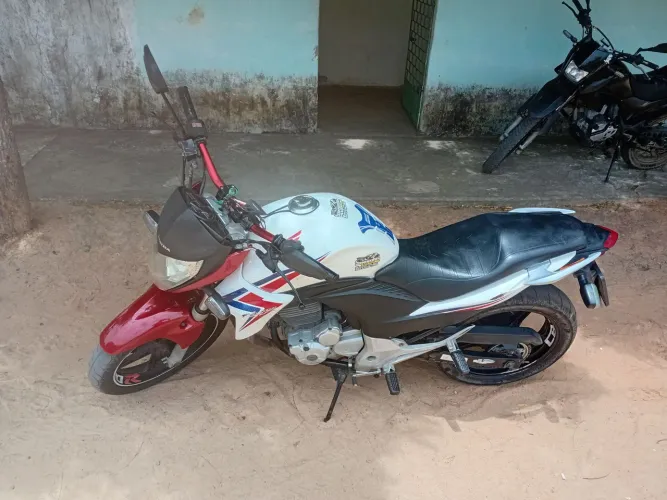 Honda CB 300 Branca e Vermelha 