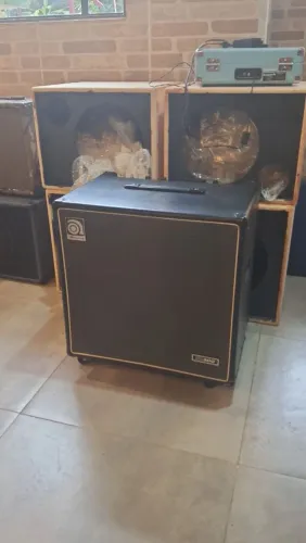Amplificador de baixo Ampeg 300 210