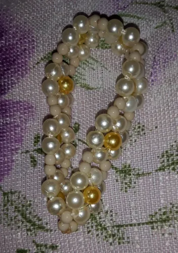 Pulseira de flor, com pérolas e detalhes dourados