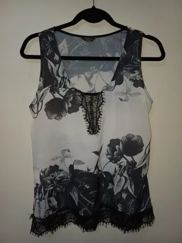 Regata Lança Perfume,  semi-nova preta e branca,  c/ detalhes em renda, tam.40 .