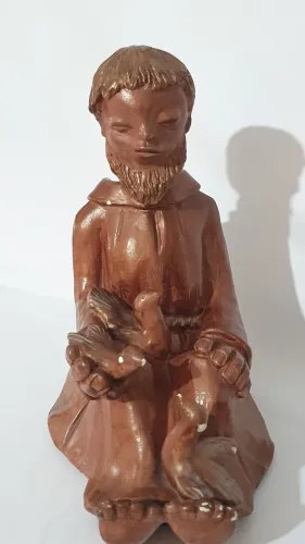Escultura de São Francisco de Assis em gesso no estado das fotos 
