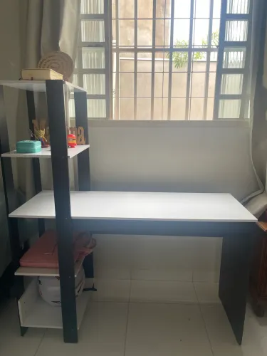 Escrivaninha com prateleiras 