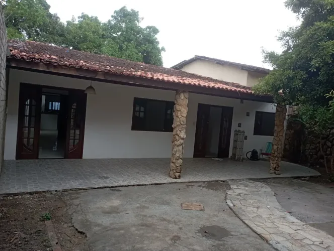 Alugo casa reformada para família. 