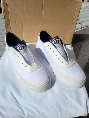 Tênis Colcci branco e azul marinho tem um design clean em lona