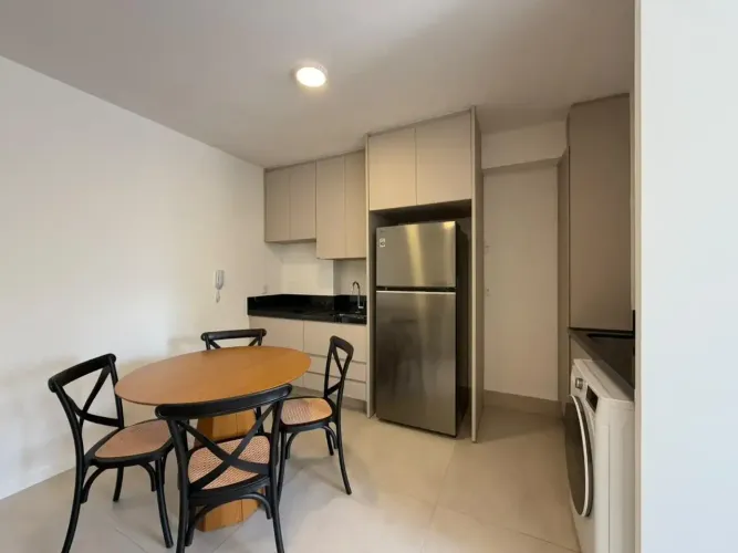 Apartamento mobiliado, 1 quarto com área privativa, para locação.