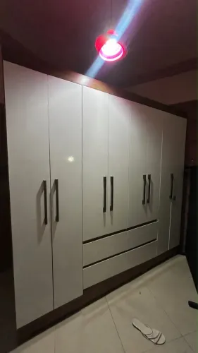 VENDE-SE GUARDA ROUPA 8 PORTAS
