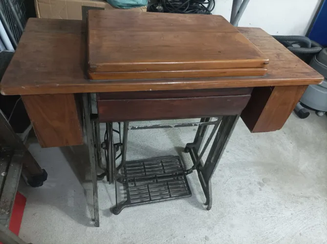 Máquina de costura reta imperial funcionando com móvel e Correia de couro