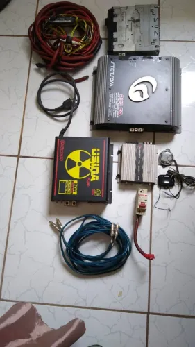 Na caixa de de som com:2 alto falante de 15 cornetas 4 tuitas ...Um rádio toca CD e pendri