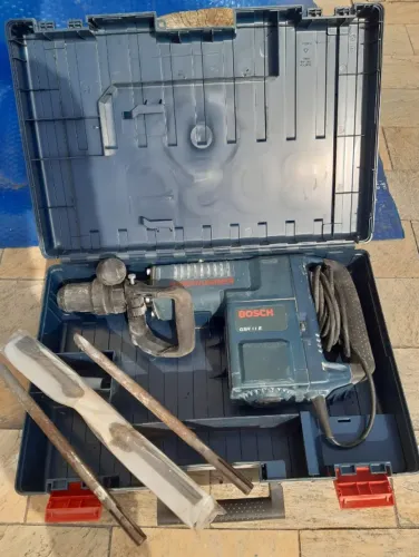 Martelo Demolidor Rompedor Bosch GSH 11 E - 1500W 220V + Maleta e Acessórios